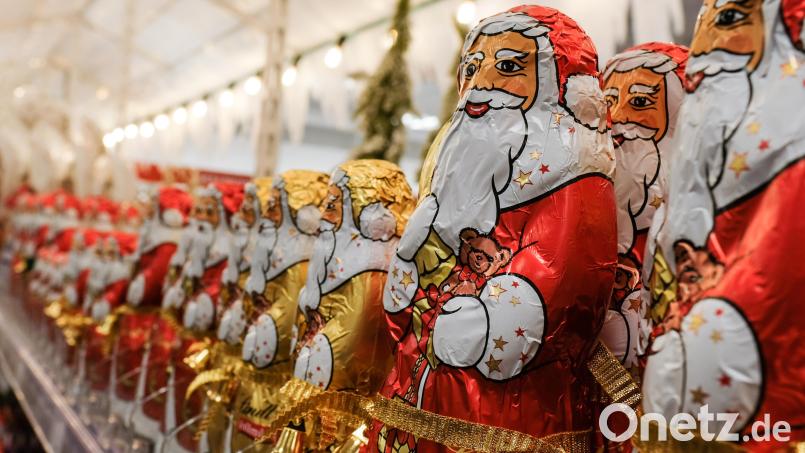 Schokoladenweihnachtsmänner in Reih und Glied. Symbolbild: Jens Kalaene/dpa