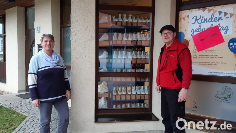 Eismeister Emil Geiser und Petra Frank von der Verwaltung vor der Tür des Eisstadions in der Raiffeisenstraße 5 in Weiden. Bild: Lowak