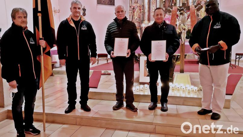 Ehrungen bei der Kolpingsfamilie: (von links) Bannerträger Bernhard Jentsch, Vorsitzender Roland Hoffmann, Georg Kiener, Franz Ponkratz, und Pfarrvikar Robert Amandu. Bild: R. Kreuzer