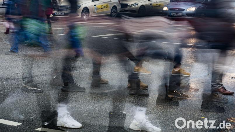 Fußgänger überqueren eine Kreuzung (Langzeitbelichtung). Eine Autofahrerin fuhr in Amberg einer Fußgängerin über den Fuß. Symbolbild: Frank Rumpenhorst