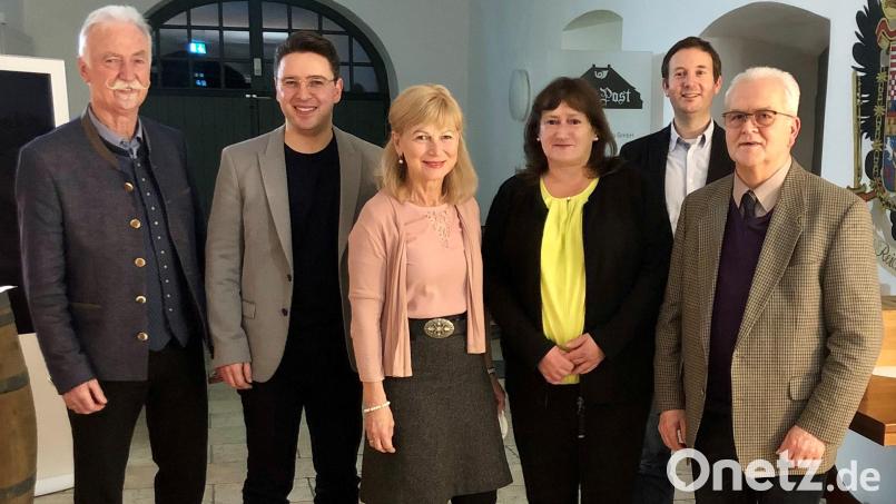 Franz Brunner, Peter Wein, Marianne Schieder, Franz Kopp und Helmut Butz (von links) verabschiedeten Sonja Braunisch (Dritte von links) in den Ruhestand. Bild: Christoph Braunisch/exb