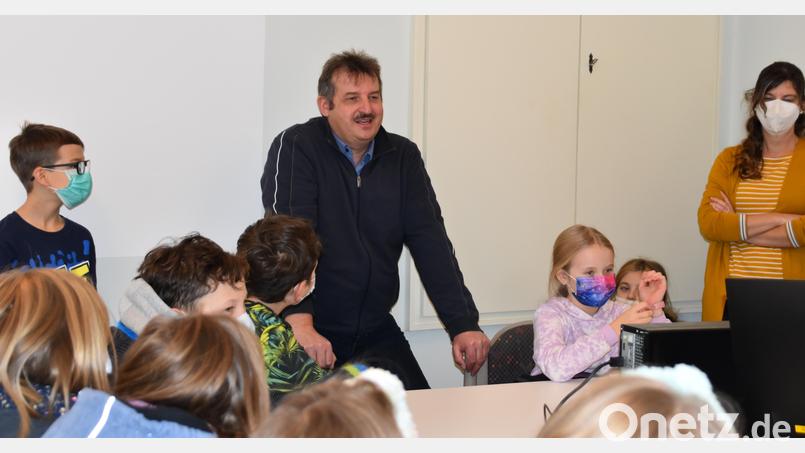Wissbegierige Kinder hieß Bürgermeister Reinhard Kreuzer im Rathaus willkommen. Bild: Stadt Schönsee/exb