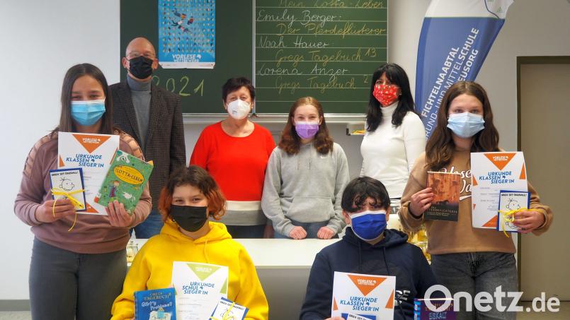 Lorena Anzer (sitzend, links) ist die Schulsiegerin des diesjährigen Vorlesewettbewerbs an der Fichtelnaabtal-Mittelschule Ebnath-Neusorg. Rektor Alexander Köstler, Förderlehrerin Roswitha Schraml und Klassleiterin Karin Sieber zeigten sich erfreut über die Leseleistungen der Schülerinnen und Schüler und belohnten sie für ihr Engagement mit jeweils einem Buchgutschein und einer Urkunde. Bild: jpl