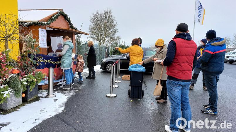 Bereits am frühen Morgen standen etliche Landkreisbürger am Stand des Lions-Clubs, um sich Lose zu kaufen. Die Aktion, die eigentlich am Kunsthandwerklichen Weihnachtsmarkt hätte stattfinden sollen, kam bestens bei den Bürgern an. Bild: ubb