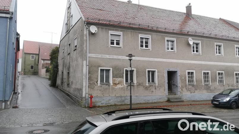 Dieses denkmalgeschützte Gebäude an der Hauptstraße bietet, zusammen mit den weiteren angrenzenden Leerständen in der Badergasse, laut Machbarkeitsstudie genügend Platz für eine Alten- und Pflegeeinrichtung im Zentrum der Stadt Schönsee. Bild: Portner