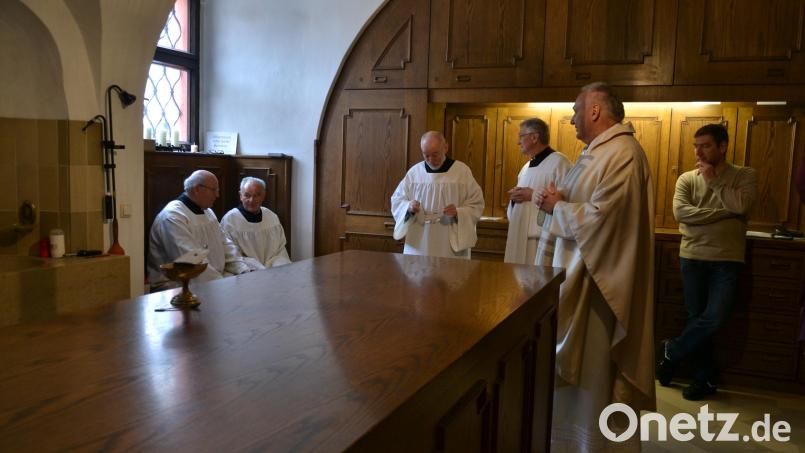 Gelöste Stimmung in der Sakristei wenige Minuten vor dem heiligen Amt am Donnerstag. Die Seniorenministranten Peter Dörfler, „Oberministrant“ Konrad Hopf, Albert Zölch, Wolfgang Fiedler und Josef Zahn mit Stadtpfarrer Georg Flierl und Mesner Gerhard Schultes (von links). Bild: szl