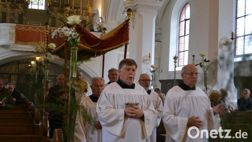 Seniorenministranten in Tirschenreuth: Bei der Prozession durch die Stadtpfarrkirche. Bild: szl