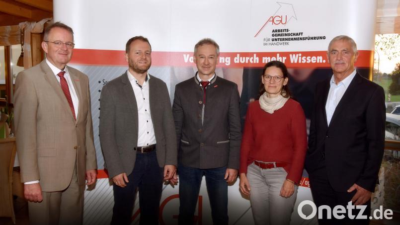 Der neu gewählte AGU-Vorstand mit Geschäftsführung (von links): Georg Stracker, Thomas Hierbeck, Jürgen Pichl, Erika Schönberger und Josef Puckl. Bild: Fotostudio Schwarz, Bodenwöhr