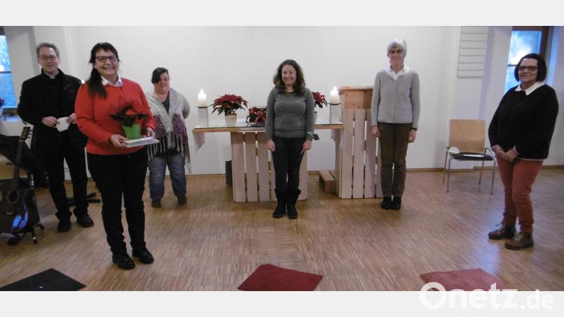 Dekan Christian Schulz dankte Marita Weber für ihr großes Engagement, ebenso Anita Spitzenberger, Silvia Wainio, Pfarrerin Ulrike Häberlein und Heidi Kotz.(von links). Bild: mma