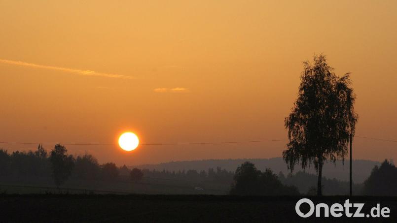 Sonnenuntergang bei Kohlberg. Die Gemeinde ist als Wohnort begehrt, aber Baugrundstücke sind Mangelware. Der Bürgermeister appelliert deshalb an Grundstücksbesitzer: &quot;Bitte denken Sie über einen Verkauf nach.&quot; Archivbild: Petra Hartl
