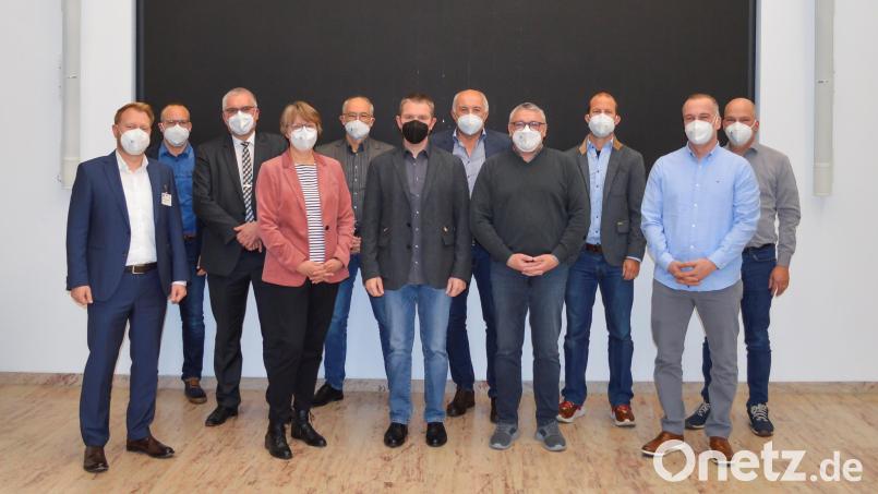 Der alte und neue Vorstand des Fördervereins wurde fürs Foto umrahmt von Vertretern der Klinik und der Politik: Geschäftsführer Dr. Martin Baumann, Christian Betzlbacher, stellvertretender Landrat Richard Tischer, Gabi Leichtl, Ärztlicher Direktor Dr. Detlef Schoenen, Andreas Wopperer, Maximilian Zepf, Rainer Müller, Andreas Betzlbacher, Wolfgang Wack und Pflegedirektor Frank Hederer (von links). Bild: Marco Schindler/exb