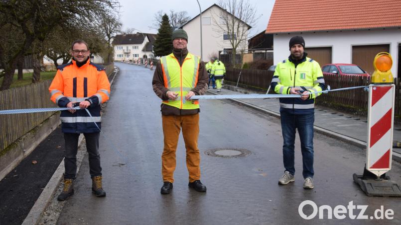 Der erste Bauabschnitt für den Ausbau der Gemeindeverbindungsstraße in Allertshofen ist abgeschlossen. Georg Rumpler vom Ingenieurbüro Renner &amp; Hartmann, Bürgermeister Florian Junkes und Bauleiter Michael Speckner (von links) durchschneiden das Trennband. Bild: bö