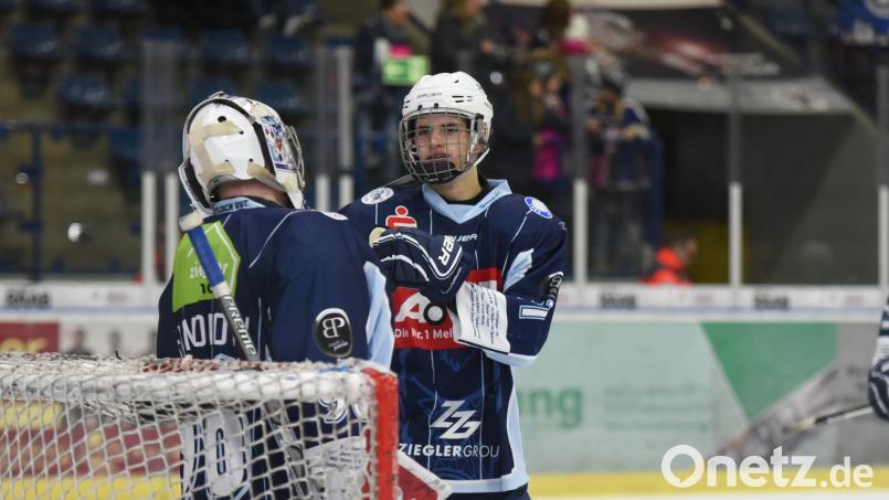 Der ehemalige Blue-Devils-Verteidiger Adrian Klein (rechts) darf auf die Nominierung für die U20-Weltmeisterschaft in Kanada hoffen. Archivbild: gb