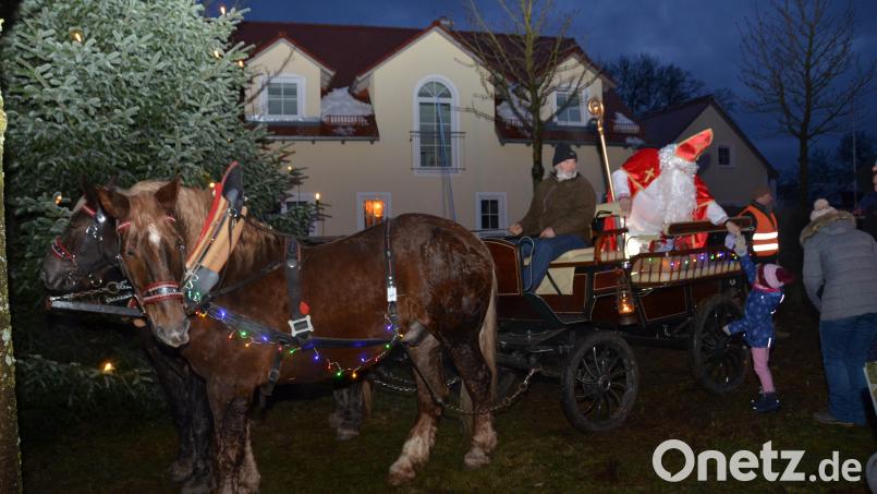Mit der Kutsche ging es im 2-PS-starken Wagen durch die Stadt. Der heilige Mann hatte natürlich auch kleine Geschenke dabei, die er an die wartenden Kinder verteilte. Bild: doj
