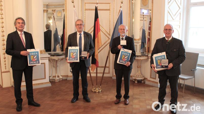 Regierungspräsident Axel Bartelt (links) mit den Preisträgern (daneben, von links) Franz Mädler, Rudolf Maier und Winfried Franz. Bild: Regierung der Oberpfalz/Schmied