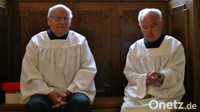 Seniorenministranten in Tirschenreuth: Dienstältester und damit „Oberministrant“ der Seniorentruppe ist Konrad Hopf. Er und Albert Zölch sind fertig umgekleidet und warten auf ihren Einsatz. Bild: szl
