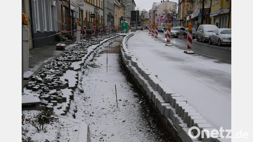 Nach dem Schneefall zum Wochenende hin ging auf der Baustelle in der Prinz-Ludwig-Straße erst einmal gar nichts mehr. In der laufenden Woche sollen noch Restarbeiten erledigt werden, danach soll die Ortsdurchfahrt wieder für den Verkehr frei gegeben werden. Bild: hmr