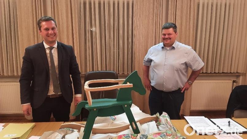 Bürgermeister Wolfgang Söllner (links) erhielt von seinem Stellvertreter Michael Sticht ein Schaukelpferd überreicht. Alle Gemeinderäte hatten zusammengelegt und dem Rathauschef für dessen Sohn Toni, der vor wenigen Wochen das Licht der Welt erblickte, das Geschenk organisiert. Bild: soj
