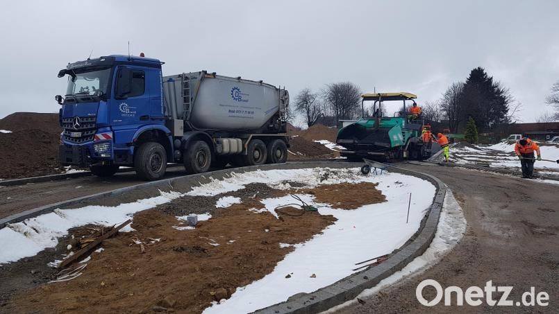 Die Firma Huber aus Rötz hat die neue Straße im Baugebiet „Etzgersrieth-Kirchensteig II“ geteert. Bild: gi