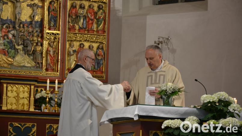 Seniorenministranten in Tirschenreuth: Die Gabenbereitung übernimmt der Altardienst. Hier bringt Wolfgang Fiedler Wasser und Wein. Bild: szl