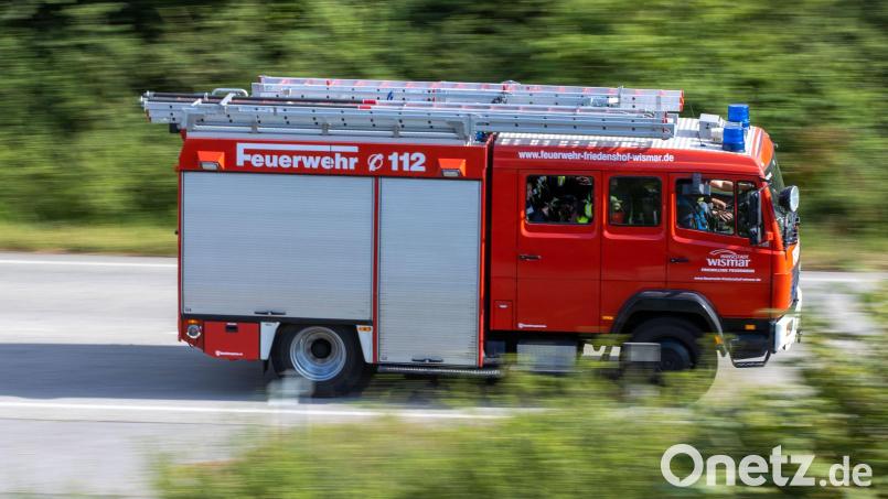 Ein Löschfahrzeug der Feuerwehr fährt zu einem Einsatz. Symbolbild: Jens Büttner/dpa