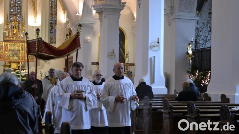 Seniorenministranten in Tirschenreuth: Bei der Prozession durch die Stadtpfarrkirche. Bild: szl