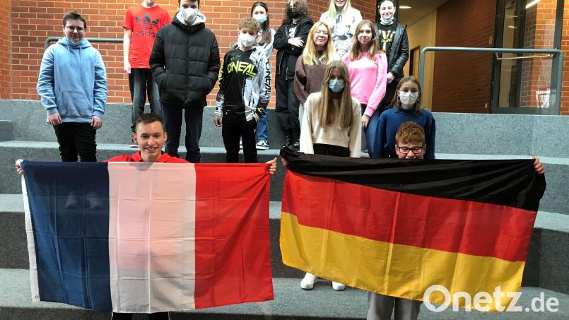 Schüler der Schönwerth-Realschule Amberg zeigen Flagge für die deutsch-französische Freundschaft. Bild: Luschner/exb