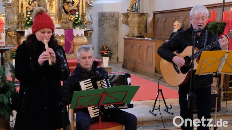 Eine erbauliche Adventsstunde boten Sabine Meierhöfer, Norbert Meierhöfer und Pfarrer Wilfried Römischer ( von links ) in der Kirche. Bild: le