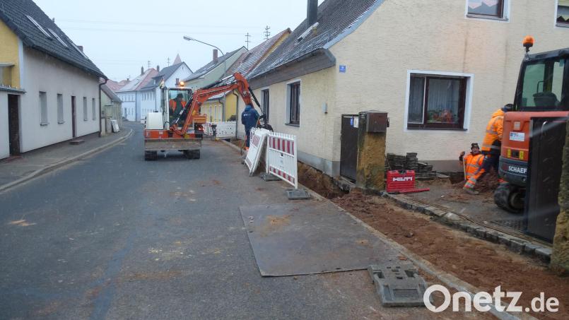 Aktuell laufen in Kaltenbrunn die Arbeiten auf der Kabelbaustelle in der Freihunger Straße Bild: bk