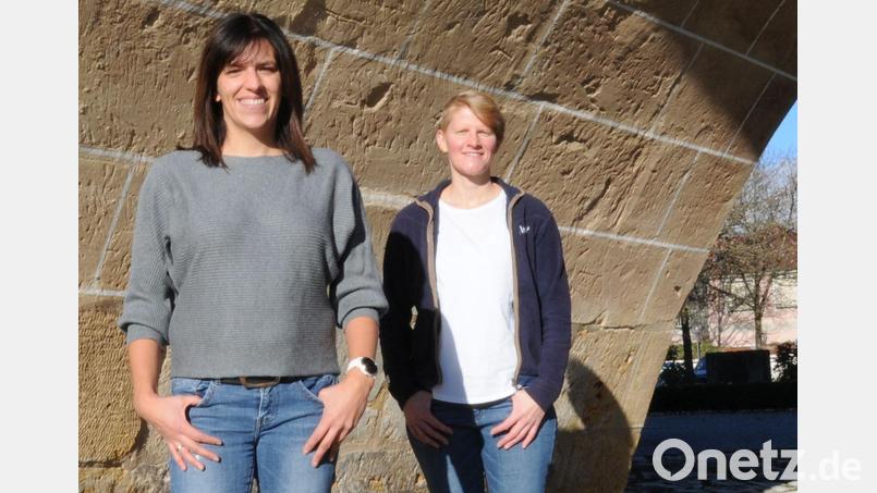 Anja Vogl (links) ist die neue Regionalkoordinatorin der Elterntalks im Landkreis Amberg-Sulzbach. Zusammen mit Anita Kinscher lädt sie gestresste Eltern zu Online-Elterntalk-Runden ein. Bild: Martina Beierle/exb