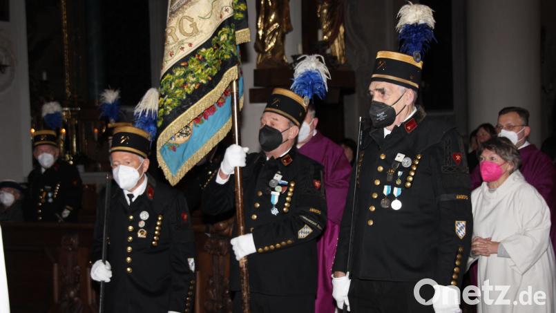 In ihre Tracht zogen die Bergknappen mit ihrer Fahnenabordnung zu ihrer kirchlichen Barbarafeier in die Georgskirche . Bild: ads