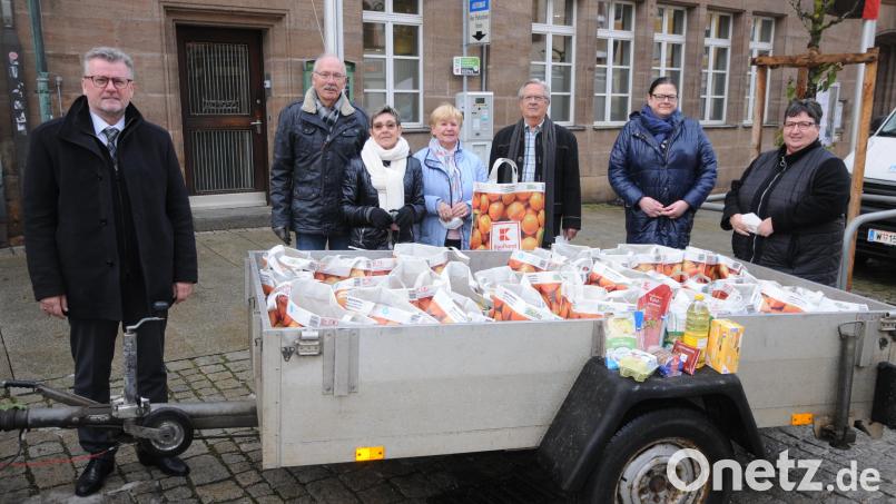 Bürgermeister Michael Göth freut sich mit Christian und Lisa Nerlich, Christa und Manfred Lilla von „Meine“ sowie Susanne Hiltl und Adelheid Donhauser vom Sozialamt (von links) über die zahlreichen Spendentüten. Bild: ige