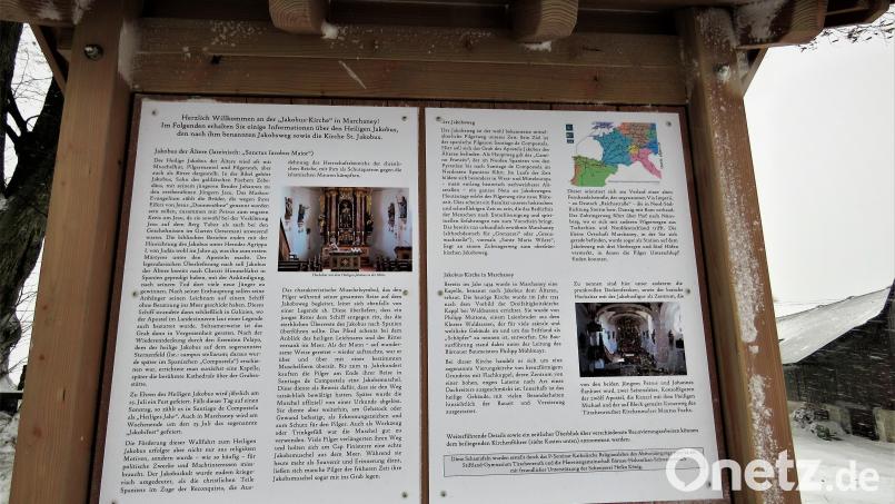 Mit umfangreichen Informationen und einigen Bildern erklären die Projektteilnehmer anhand der Schautafel die Bedeutung der Jakobuskirche in Verbindung mit dem berühmten Pilgerpfad &quot;Jakobsweg&quot;. Bild: ubb