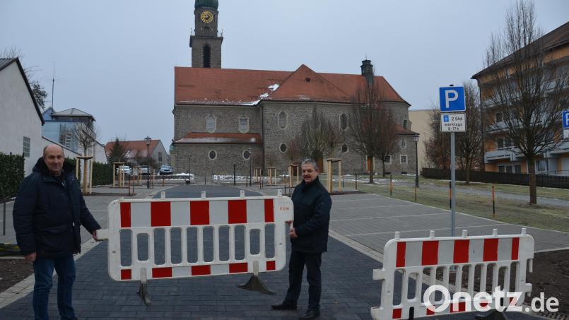 Am Nikolaustag eröffneten Bürgermeister Andreas Wutzlhofer (rechts) und Außendienstleiter Karl Frey (links) das Parkquartier auf dem ehemaligen Würschinger-Gelände. Coronakonform und im kleinen Rahmen. Auch wenn noch kleinere Details fehlen. Es gilt eine Parkscheibenregelung in der Zeit von 8 bis 17 Uhr. Bild: doj