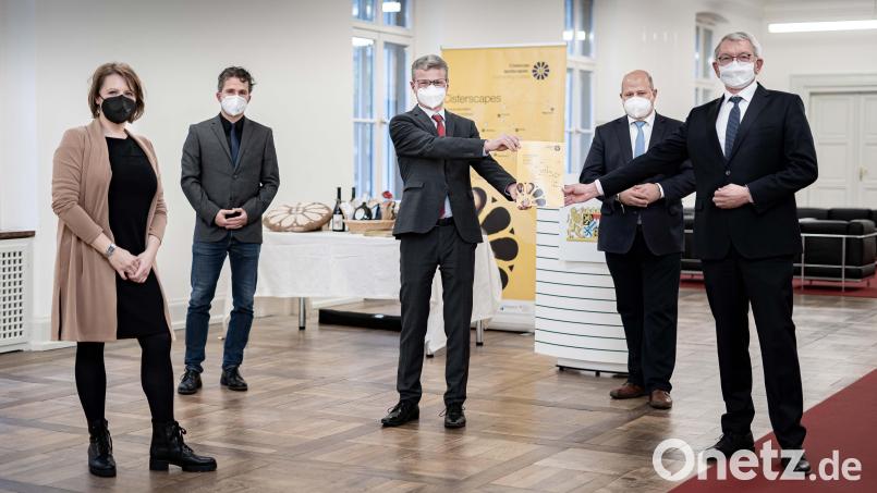 Bei der Übergabe der Bewerbung um das Europäische Kulturerbe-Siegel an Staatsminister Bernd Sibler. Von links Alexandra Baier (Projektleitung „Cisterscapes“ – Europäisches Kulturerbe-Siegel), Dr. Thomas Büttner (Wissenschaftlicher Beirat), Staatsminister Bernd Sibler, Holger Dremel (MdL), Landrat Johann Kalb (Landkreis Bamberg). Bild: A. König/StMWK/exb