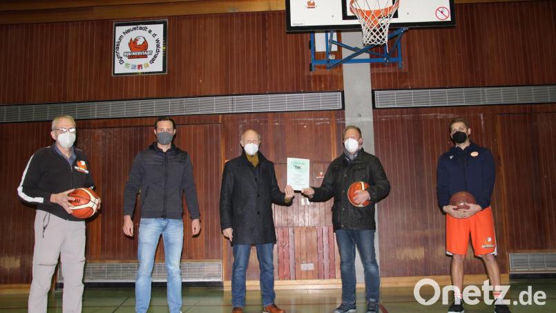 Für das Leistungssportkonzept von Cheftrainer Stefan Merkl (rechts) erhielt die DJK-Basketballabteilung mit Abteilungsleiter Willi Merkl (links) aus den Händen von stellvertretendem Verbandsvorsitzenden Johannes Wagner (Mitte) und Jugendbildungsreferent Simon Staschewski (Zweiter von links) den Jugendförderpreis des DJK-Diözesanverbandes Regensburg. Dafür bedankte sich auch Georg Bauer, Dritter Vorsitzender der DJK (Zweiter von rechts). Bild: prh