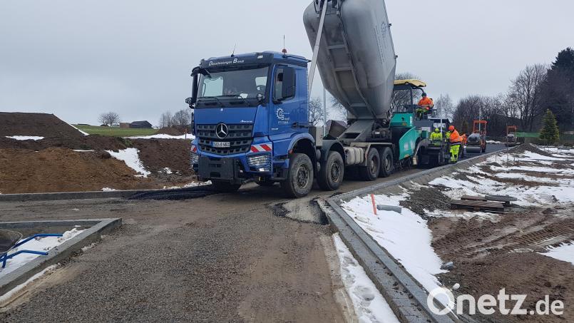 Die Firma Huber aus Rötz hat die neue Straße im Baugebiet „Etzgersrieth-Kirchensteig II“ geteert. Bild: gi