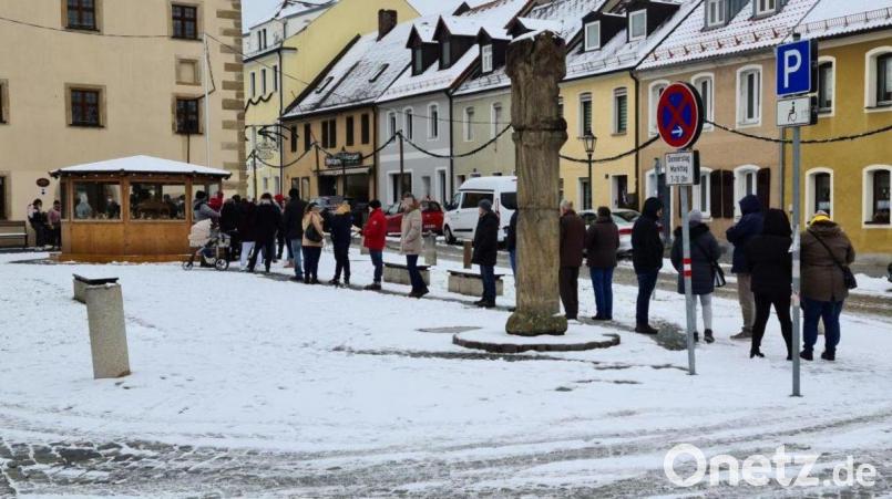 Schon vor Beginn der Sonder-Impfaktion hatte sich eine lange Schlange vor dem Rathaus gebildet. Nicht alle Interessierten konnten mit Impfstoff versorgt werden. Bild: sne