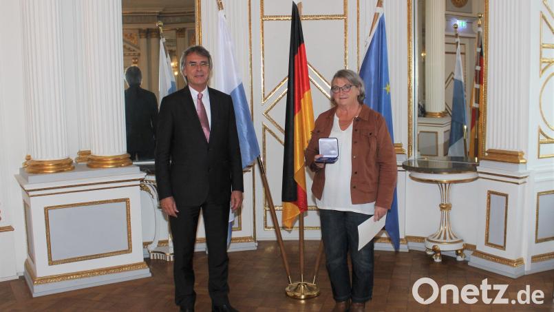 Regierungspräsident Axel Bartelt zusammen mit Waltraud Lobenhofer, Mitglied des Gemeinderats Poppenricht Bild: Regierung der Oberpfalz/Schmied