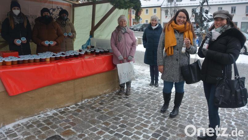Großes Interesse fand am Samstag in Mitterteich der Verkauf von Marmeladen, Wintersecco und Büchern zugunsten der Aktion Lichtblicke. Isabel Sommerer vom Landratsamt, Lichtblicke-Schirmherrin Claudia Grillmeier und ihre Freundin Daniela Schultes (von links) waren rund drei Stunden lang in der Bude am Unteren Markplatz im Einsatz. Bild: jr