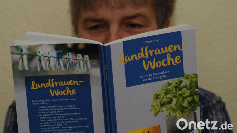 &quot;Landfrauen-Woche&quot; heißt das neue Buch von Christa Vogl. Es enthält 28 satirische Erzählungen aus der Oberpfalz. Bild: Christa Vogl