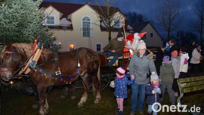 Mit der Kutsche ging es im 2-PS-starken Wagen durch die Stadt. Der heilige Mann hatte natürlich auch kleine Geschenke dabei, die er an die wartenden Kinder verteilte. Bild: doj