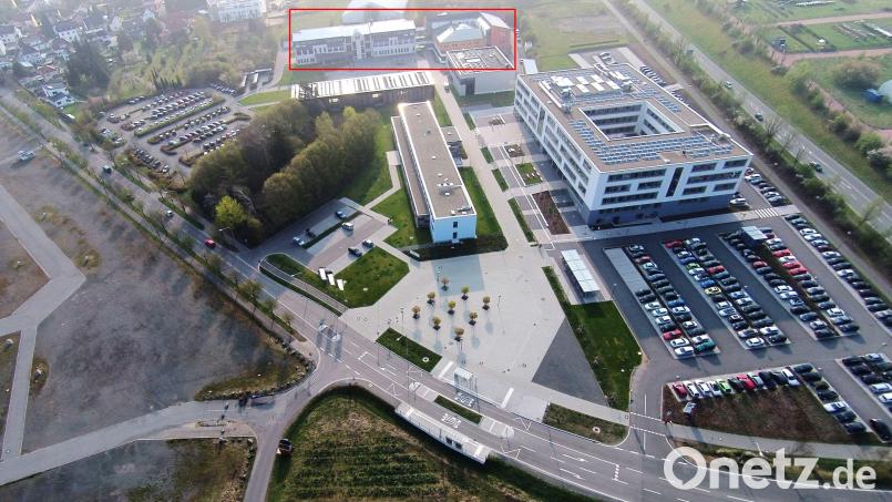 Die geplanten Baumaßnahmen für mehr Brandschutz betreffen die beiden OTH-Gebäude im markierten Bereich sowie den Verbindungstrakt zwischen diesen Gebäuden, der aufgestockt werden soll. Luftbild: Michael Ascherl