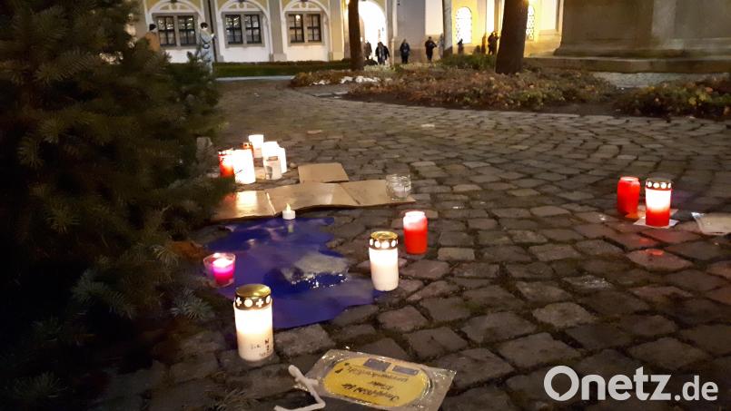 Die kleine Gedenkstätte zwischen Brunnen und Christbaum am Basilikaplatz am Sonntagabend. Bild: pz