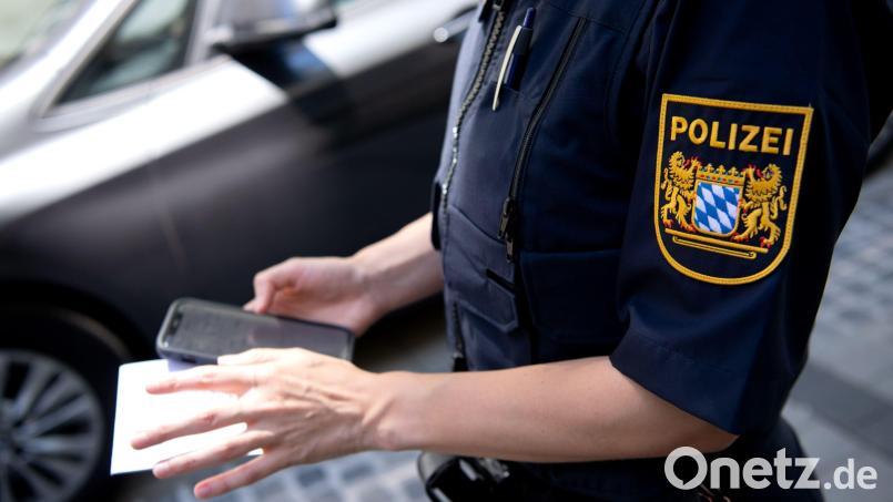 Testphase in München: Eine Polizistin stellt einen digitalen Strafzettel aus. Symbolbild: Sven Hoppe/dpa