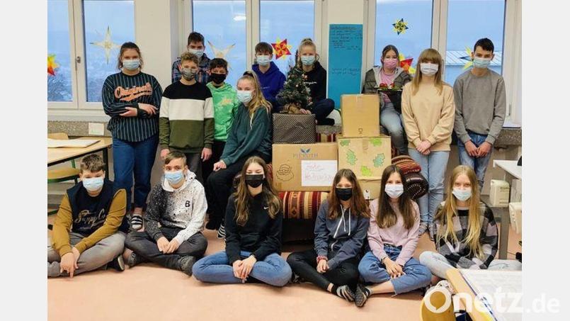 Die Schüler der Doktor-Eisenbarth-Mittelschule Oberviechtach unterstützen die Johanniter-Weihnachtstrucker Bild: Mittelschule/exb