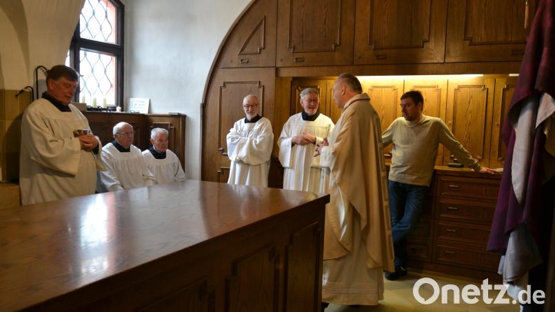 Gelöste Stimmung in der Sakristei wenige Minuten vor dem heiligen Amt am Donnerstag. Die Seniorenministranten Peter Dörfler, „Oberministrant“ Konrad Hopf, Albert Zölch, Wolfgang Fiedler und Josef Zahn mit Stadtpfarrer Georg Flierl und Mesner Gerhard Schultes (von links). Bild: szl