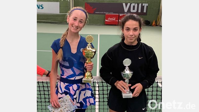 Die zwölfjährige Tamina Kochta (links) besiegte im Finale der U16-Konkurrenz Kim Gysin. Bild: Sabine Henn