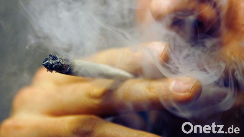 Marihuana-Geruch führte die Polizei auf die richtige Spur. Bild: Daniel Karmann/dpa