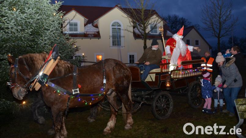 Mit der Kutsche ging es im 2-PS-starken Wagen durch die Stadt. Der heilige Mann hatte natürlich auch kleine Geschenke dabei, die er an die wartenden Kinder verteilte. Bild: doj